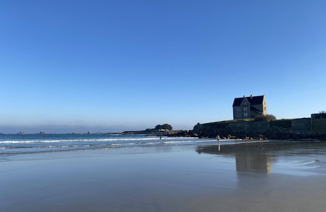 Renovated house with sea views, 100m from the GR34!