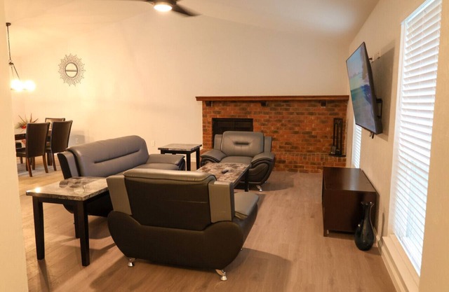 Renovated modern Flower Mound home close to DFW airport