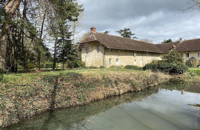 Renovated old house in quiet, pets allowed, garage, in historical park