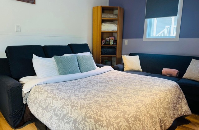 Renovated Retreat, Walk to Trails and Dog Friendly