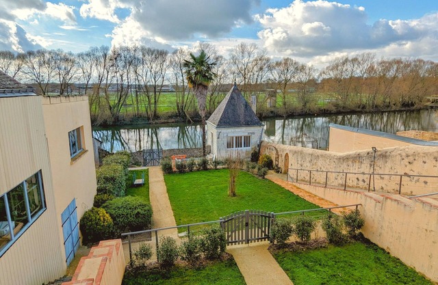 Renovated riverside cottage for 6, near center, parking and wifi