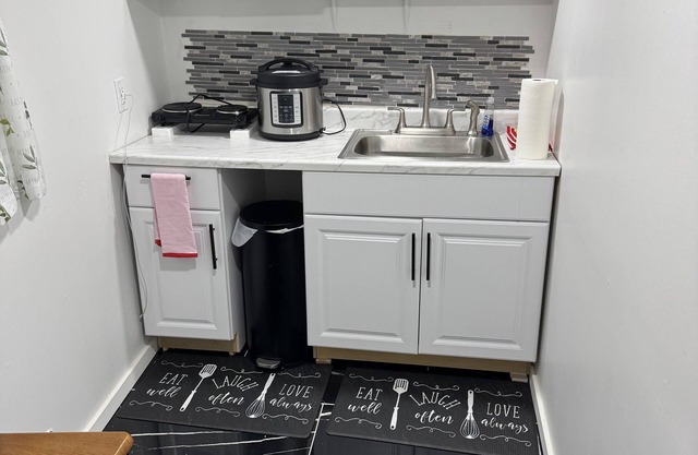 Renovated studio in basement of a house in Minneapolis. 10 min from downtown.