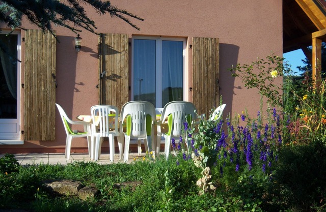 Rental apartment in house with courtyard and garden in westhalten