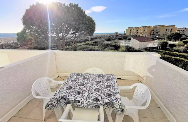 Residence Les Cyclades - Two bedroom apartment with two loggias - 6 beds PORT LEUCATE. Ref: 2CYC 12A