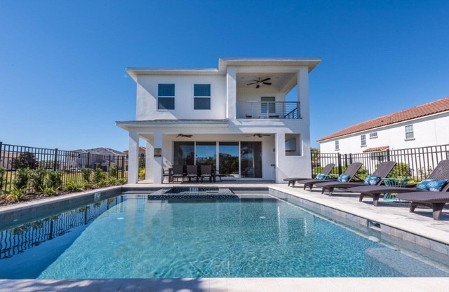 RESORT FACILITIES/PS4/MOVIE ROOM/HUGE POOL AND SPA/BALCONY/FREE WIFI/GRILL