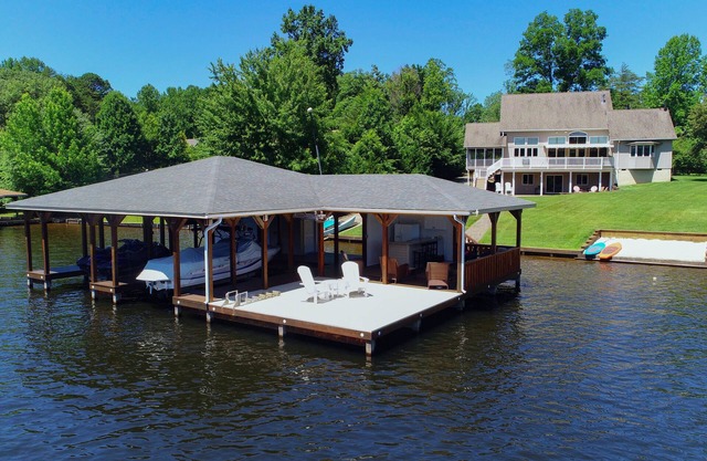 Resort-like LAKEFRONT 5br/4ba home & boathouse in quiet cove. Fun 4 all ages!