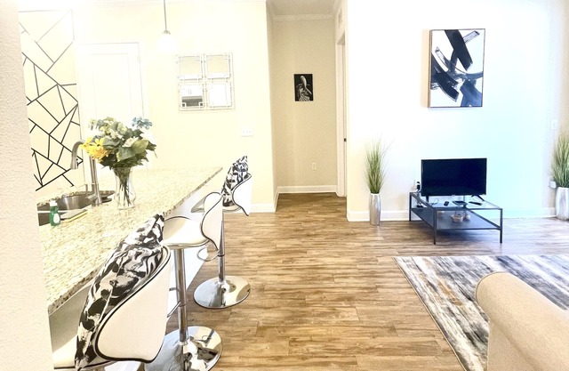 RESORT STYLE 2 BD/2.5 BATH APT (2 MIN DRIVE BMCS)