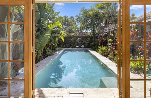 Resort Style Pool, Walk to Beach, Pool House, Pet-Friendly
