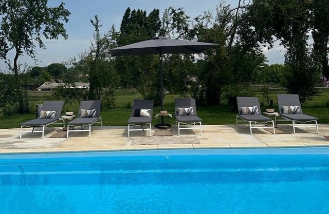 Restored Farmhouse that sleeps 16 people with large pool, or ideal for Christmas