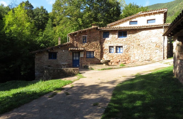 Restored mill 4 p, heated communal swimming pool (S Sta. to P. Decbre.)