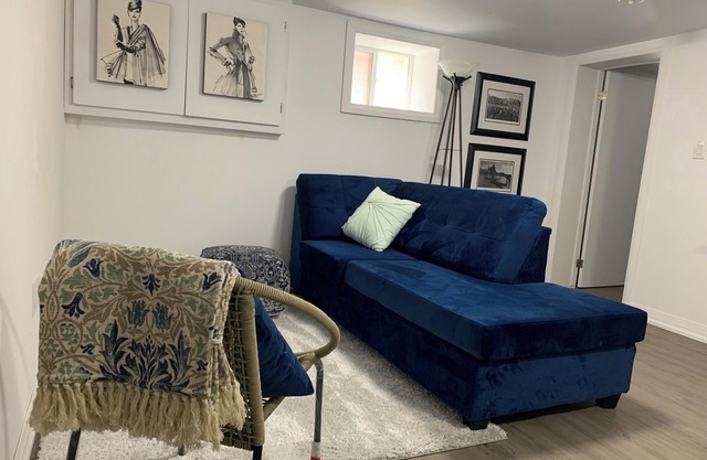 Retro Style 1 Bedroom Apartment in the 🩷 of Niagara. FREE Parking+WiFi+Laundry.