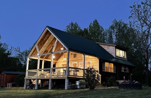 Ridge Top Cabin near Buffalo National River with privacy and views.