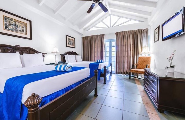 Right at Savannah’s Beachfront! 2 Large Units w/View, Onsite Pool, Parking!