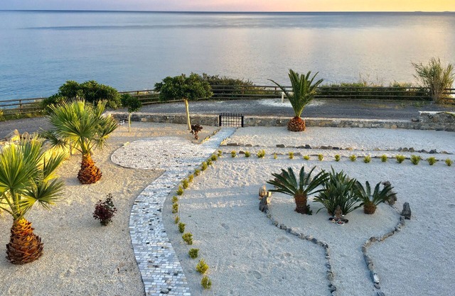 Right on the cliff: wonderfully quiet, luxuriously private stone house