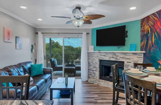 River Front Condo: Close to Downtown and Gruene!