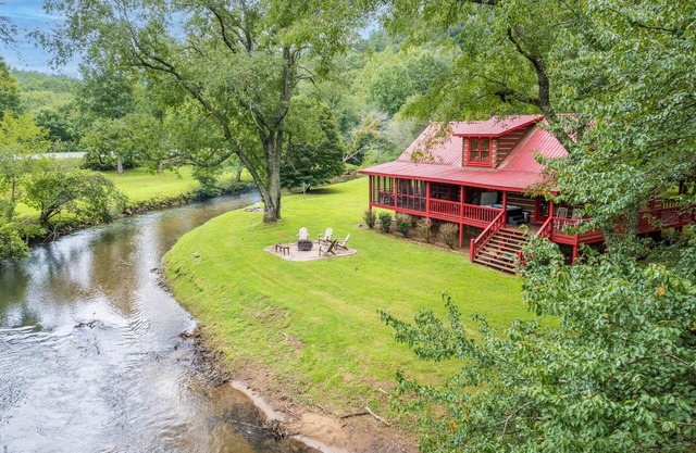 River Haven - Elegant Cabin Tucked Away on the Toccoa River