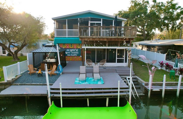 River home with huge arcade, hot tub kayaks, mini golf and floating pad, 80in TV