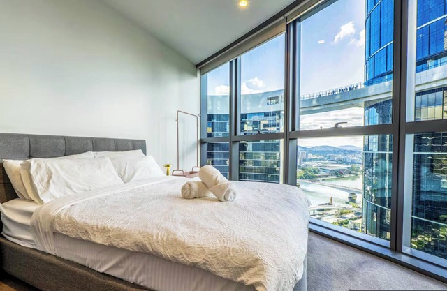River Nights & City Lights - Luxe Stay + Carpark