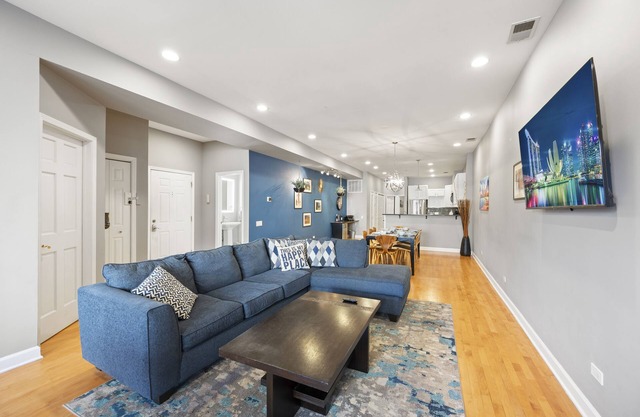 River North 3BR/2BA: HUGE, Parking, Center Chicago