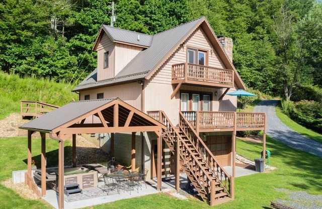 River Run-River Front 3 BR, Fire Pit, Sleeps 6, Wi-Fi, Pool Table, Hot Tub