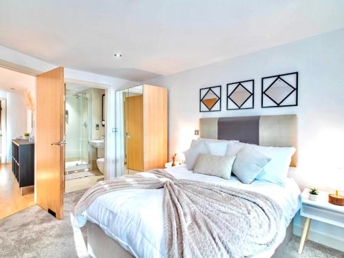 River View 2-Bed Apartment with Balcony Leeds Dock