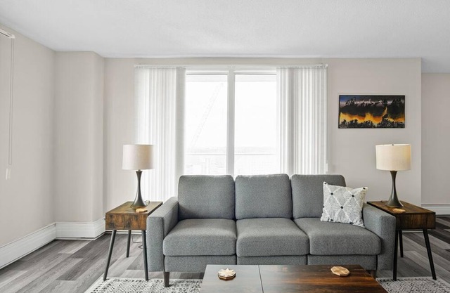 RIVER VIEW 2BD CONDO IN THE HEART OF THE CITY