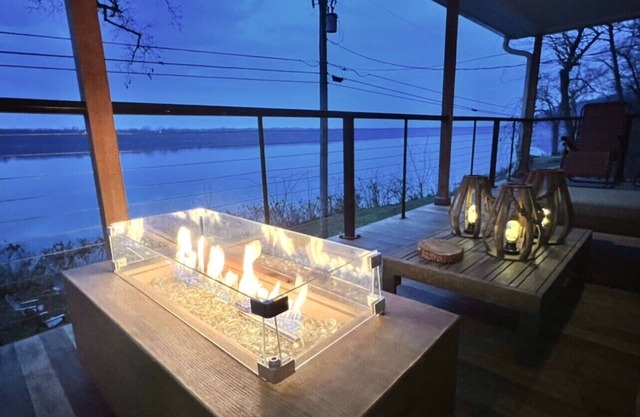 River View Lodge. 2 living quarters in 1, wrap around deck, jacuzzi, fire pits.