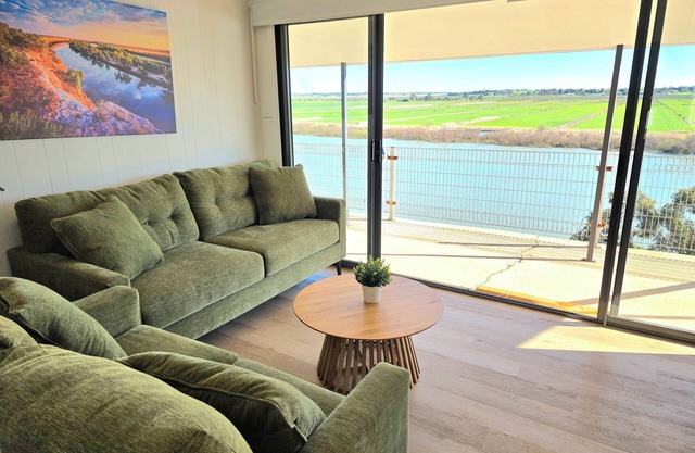 Riverbed Rise - Ideal for Families & Race Fans