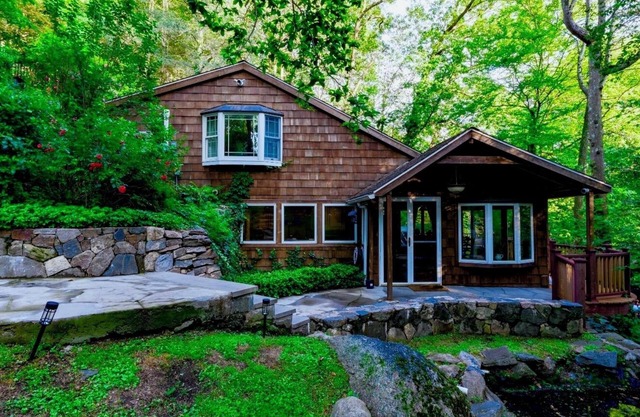 Riverfront Cottage-Heated Pool-Hot Tub-Fireplace 35minutes from New York City