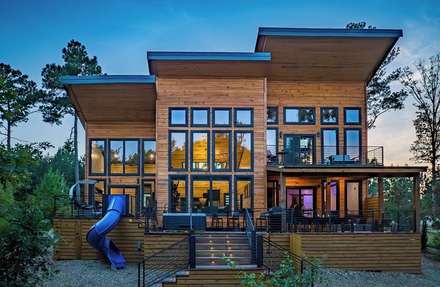 Riverfront Family Adventure Modern Cabin/Pickle Ball/Slide/Outdoor Shower