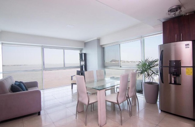 Riverfront II, piso 2, suite vista al rio, Puerto Santa Ana, Guayaquil