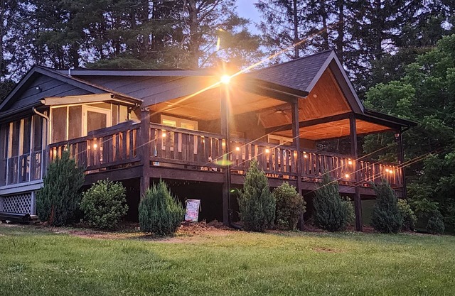 “Riverfront Retreat on the New – Cozy Getaway in Crumpler”