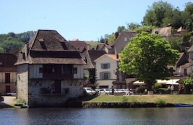 Riverside Apartment ‘Fleurie’ beautiful location overlooking the Dordogne river