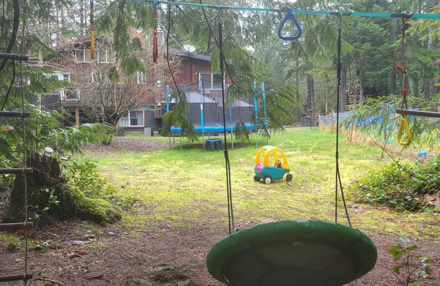 ~♡RIVERSIDE. 3+Den BR Cabin Offgrid. Famiy Friendly. Off- season rates. Inquire!
