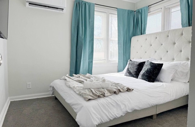 Riverside A2 - QUEEN 2BD/1BA Apt near River