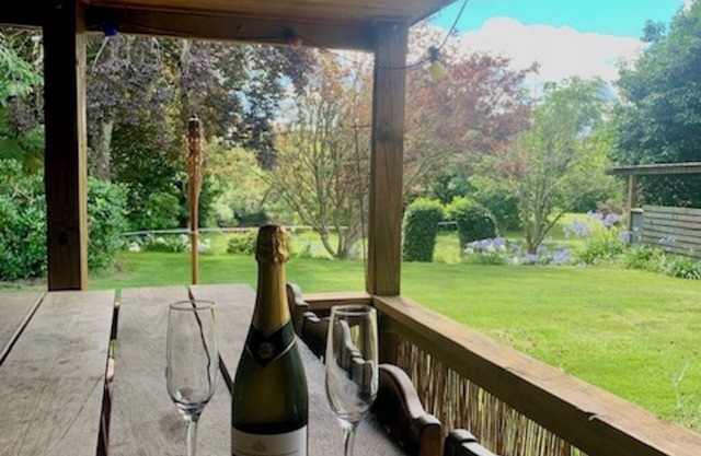 Riverside accommodation which is perfect for groups. Pizza oven, covered deck.