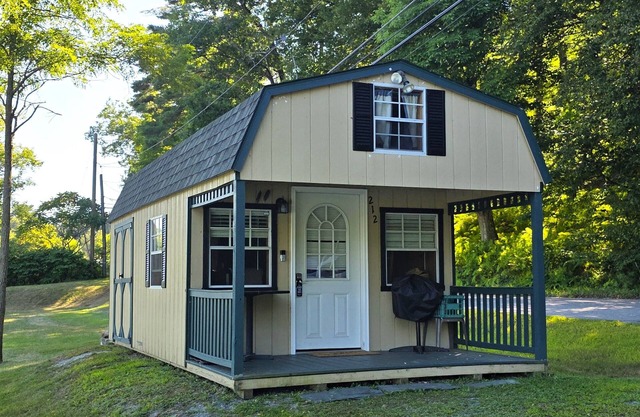 Riverside Cabin - Great Location, Beautiful Views.