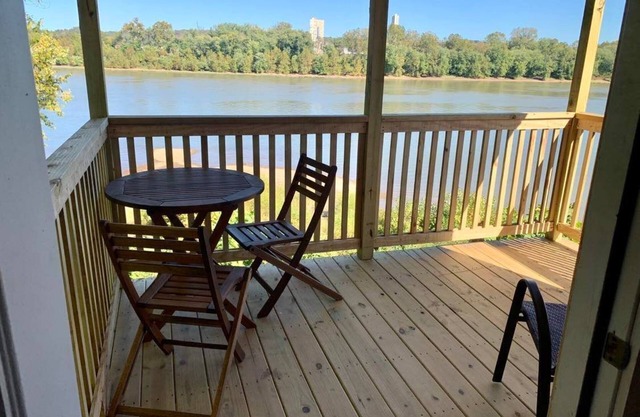 Riverside Cabin with Homemade Breakfast