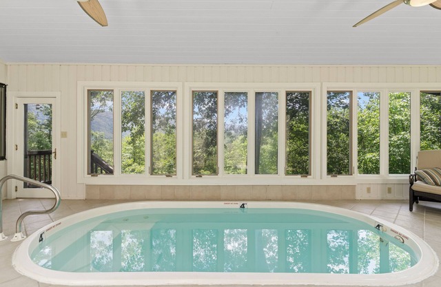 Riverside Heaven: Family/Romance, Hot Tub, Views
