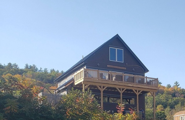 Riverside House - Rustic Gatherings Lodge Guest House - Hot Tub + Chef's Kitchen