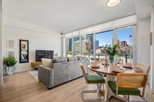 Riverside Retreat - Enjoy Walking Trails, FREE Banff Pass, Gym, Wine & Parking! Work Space Included!