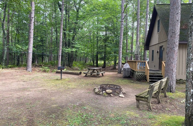 Riverview cottages, The twin heron cabin on the bank of the Autrain River
