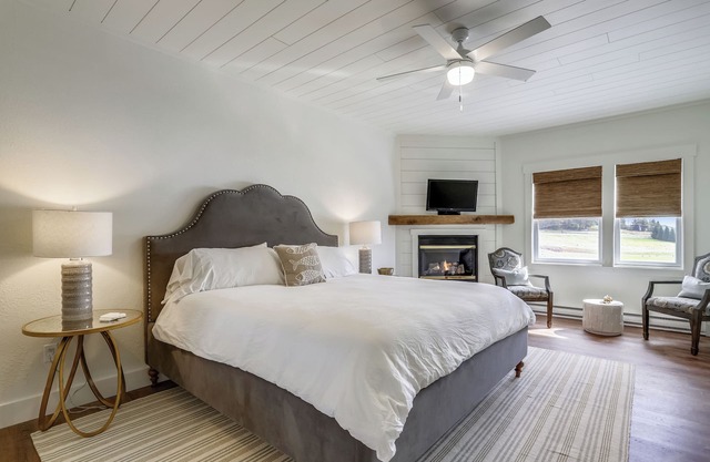 RM 7: Lake access, Pond view, Gas fireplace, Par-3