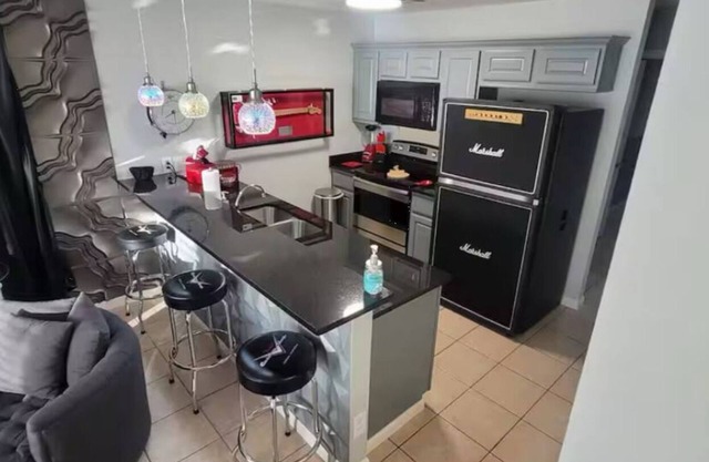Rock-n-roll themed condo on the Guadalupe River located downtown New Braunfels