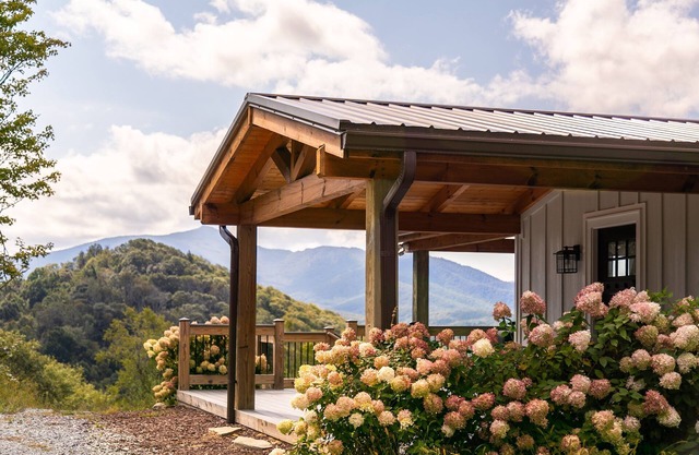 Roll With It - Blowing Rock home with stunning views!