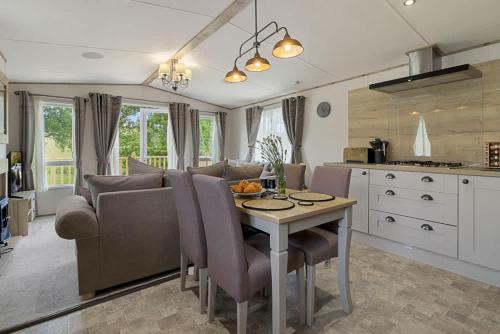 Rolling Hills Splash Escape -No Commercial Sign written Vehicles,Fishing Nearby & Communal Swimming Pool ,Pool open April to September