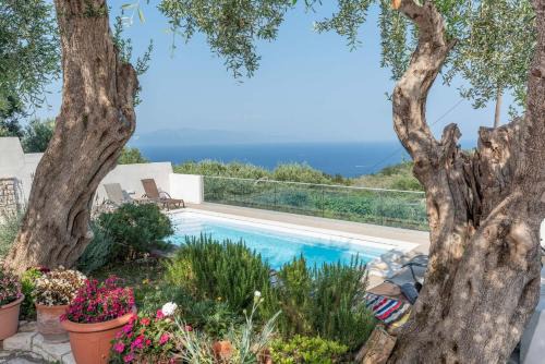 Romanatika House by PaxosRetreats