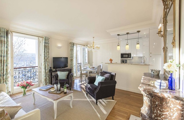 Romantic 2 Bed with Peekaboo Eiffel View in Foodie Heaven