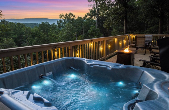Romantic 2-bedroom cabin, Hot tub, views, Firepit, Arcade, Grill