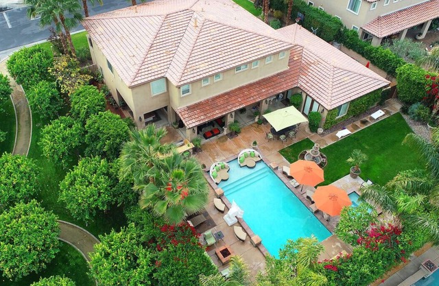 Romantic Backyard, 4 En suites +2 Bedrooms located only 2 blocks to Empire Polo
